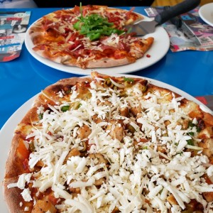 Pizza de pollo / pizza de jamon serrano