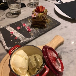 Tiramisu y helado de panacotta pistacho