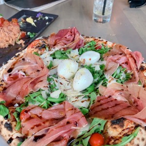 Pizza de prosciuto, albahaca y buratta