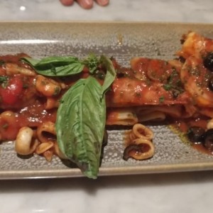 pasta corta con mariscos y langostino