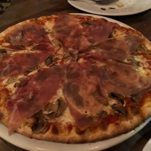 pizza tradicional de prosciutto e funghi