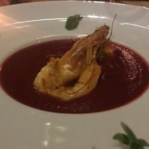 sopa de zapallo, remolacha y langostino