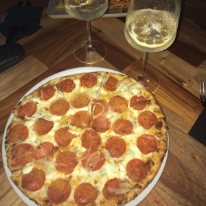 Pizza de 4 quesos, pepperone y cebolla