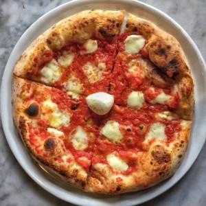 Pizza Napolitana Margherita alla Bufala D.O.P....$14 de 10?
