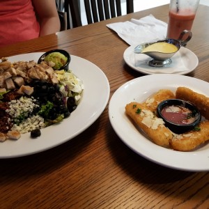 cobb salad y mozarella sticks