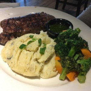 New York Strip con pure de papas y vegetales