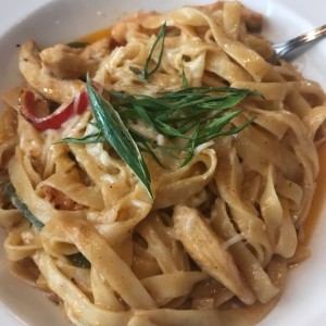 fetuccini con pollo y camarones