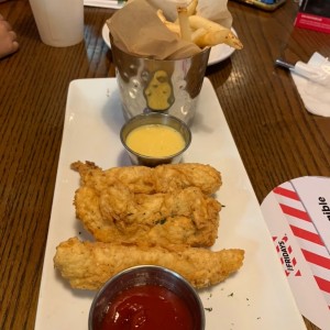 Chicken fingers y papitas