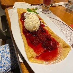 Crepe dulce con frutos rojos y helado