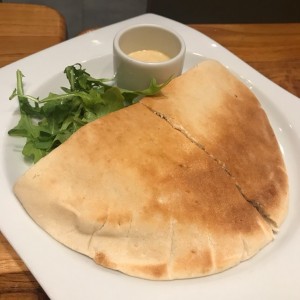 pita de queso con jamon serrano