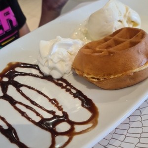 mini waffles con helado de vainilla