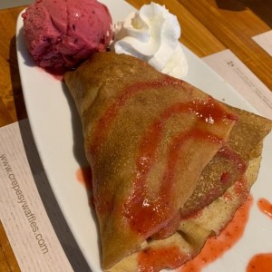 crepe de fresa y guineo con helado de mora 