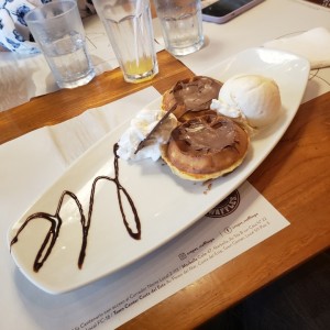 mini waffles con Nutella y helado de vainilla