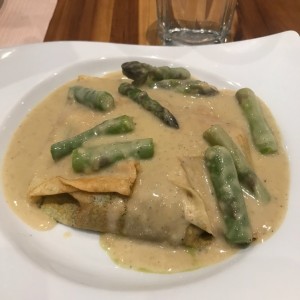 crepe de espinaca esparragos y queso