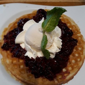 waffles frutos del bosque con crema y helado de vainilla