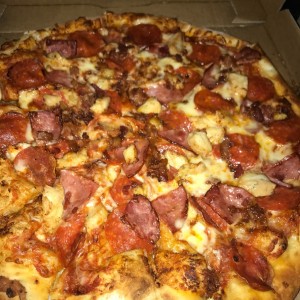 pizza jamon,pollo y peperoni