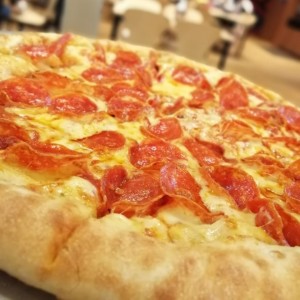 pizza de peperroni con borde de queso