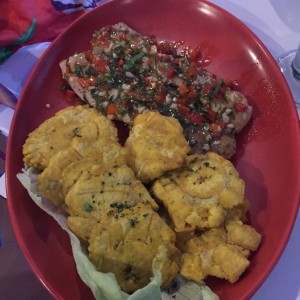 Filete de pescado al ajillo con patacones