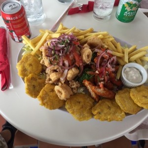 Bandeja delicia (mixto de mariscos fritos)