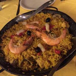 Paella con mariscos y pollo