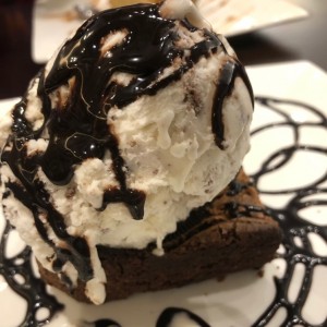 Brownie calientito con helado de chocovainilla