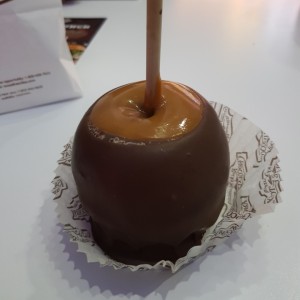 manzana cubierta de caramelo y chocolate