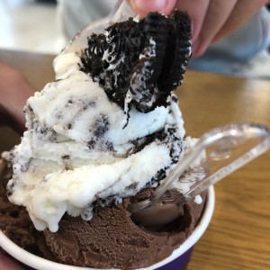 helado Oreo con chocolate en copa