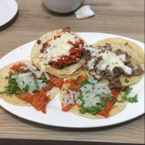 Tacos al pastor (cerdo); taco de chorizo con queso (cerdo) y taco de bistec con queso (carne de res)