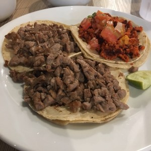 Tacos de Bistec y Taco de Chorizo