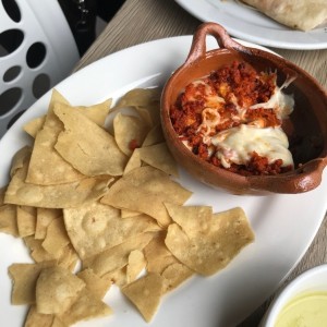 queso fundido con chorizo