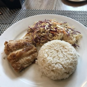 pescado arroz , ensalada de repollo y zanahoria 