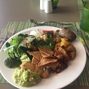 Guacamole con chips, ensalada y vegetales