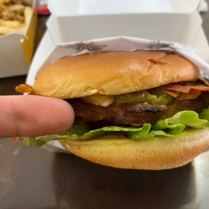 Guacamole Bacon Thickburger mi dedo de referencia para el tamaño….