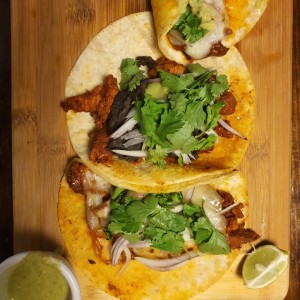 tacos con pollo, cebolla y ciltranto con su salsa especial