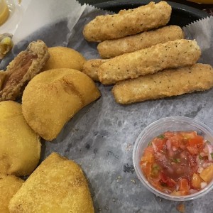 Empanadas y dedos de queso