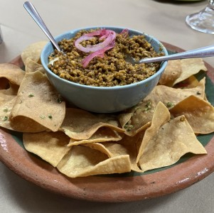 Queso fundido con chorizo