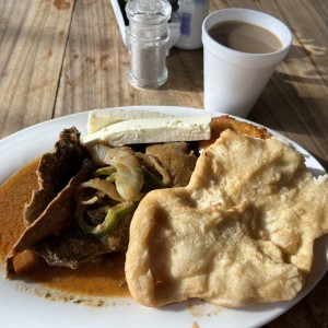 Bistec de Higado encebollado y hojaldra