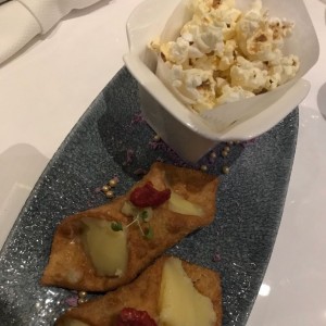 Tartaleta de queso con popcorn trufado