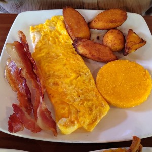 Desayuno - Omelette
Tocino
Bollo de maiz nuevo
Tortilla