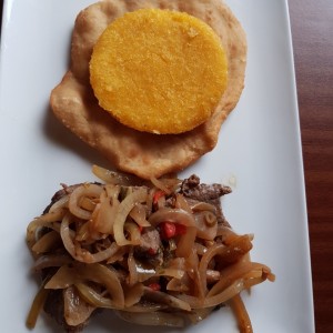 bistec encebollado