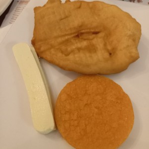 Tortilla, queso blanco y hojaldra