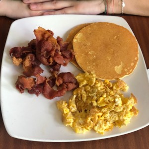 Pancake, huevos y bacon