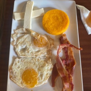 Huevos al gusto + tocino + queso blanco con extra de tortilla