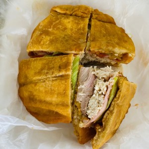 Sandwich combinacion en hojaldre.