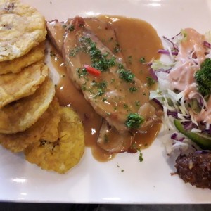 Puerco Asado con Gravy y Patacones