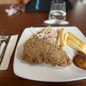 Bistec empanizado con yuca frita 