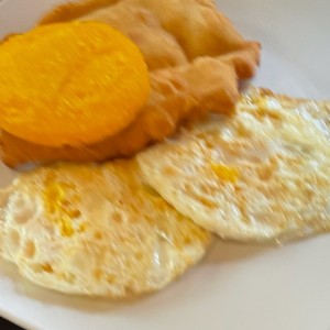 Huevo frito con hojaldre y tortilla