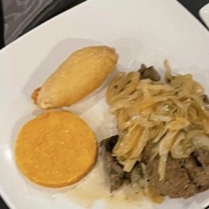 Bistec encebollado