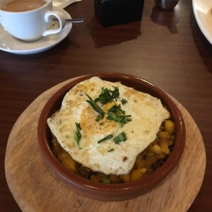 Hash de yuca con puerco y huevo frito