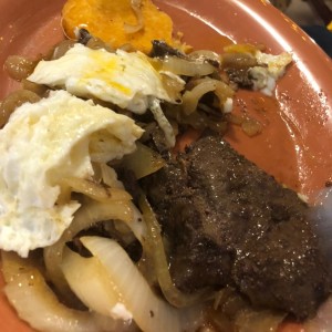 bistek encebollado